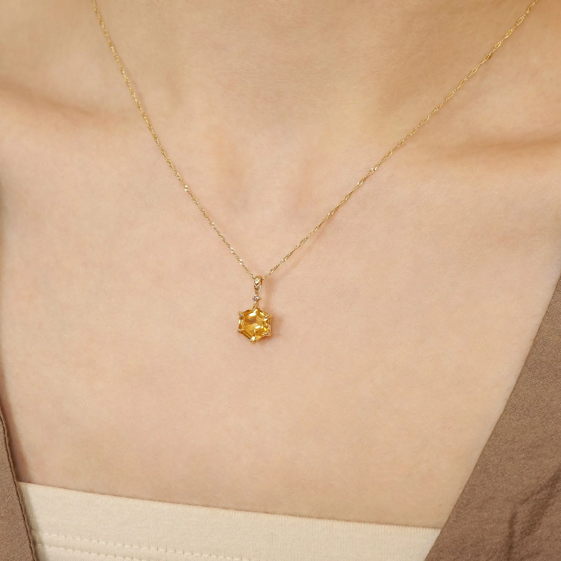 [GARDEN] 10K Citrine Honeycomb Necklace Charm (Yellow Gold)