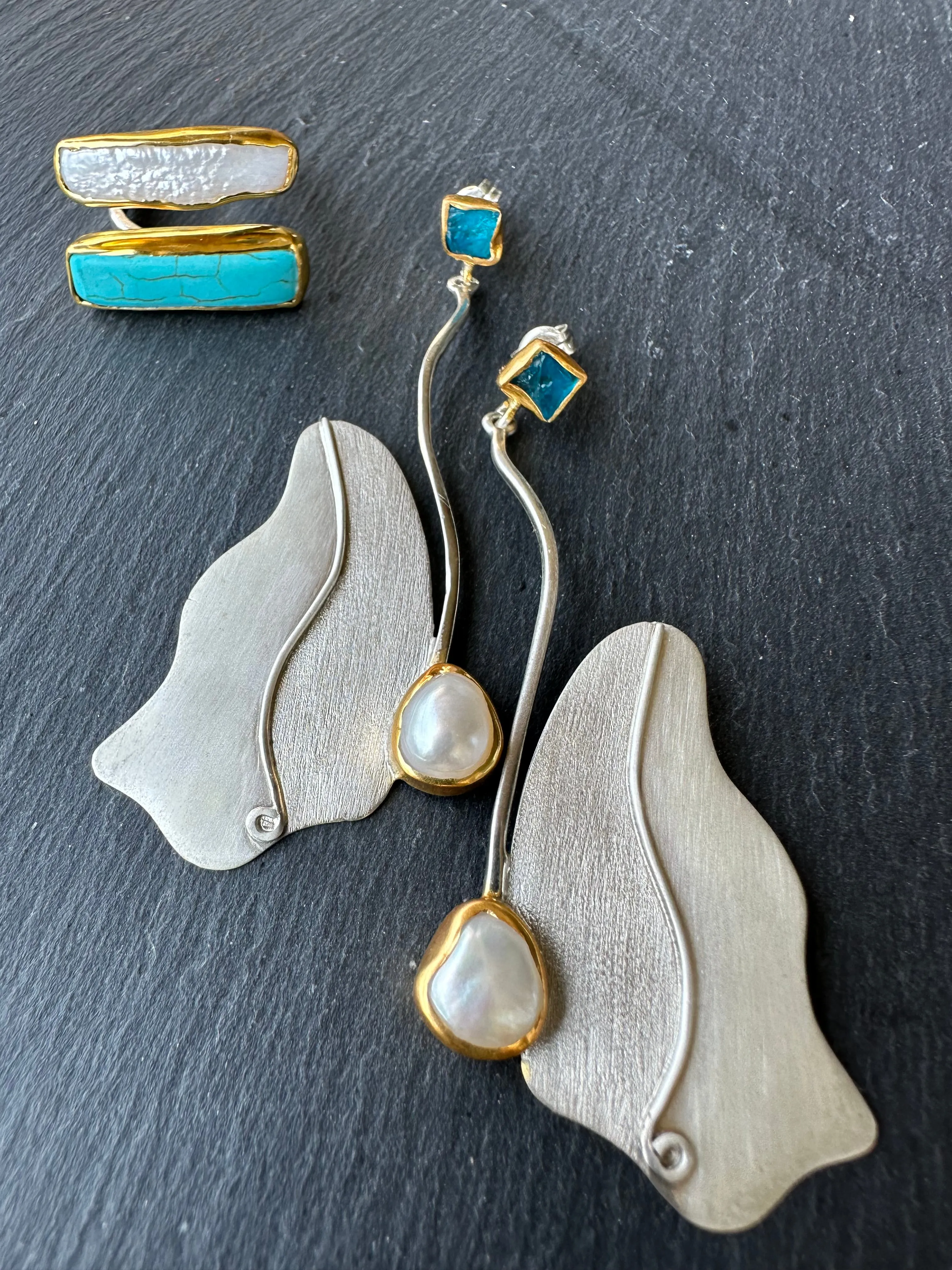 Silver earrings with pearl and apatite